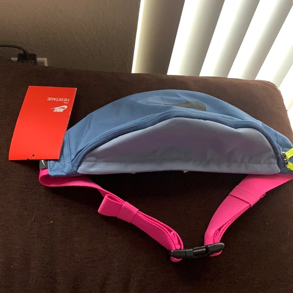 New Nike fenny bag front zipper and back zip pocket inside new with tag - Picture 2 of 7